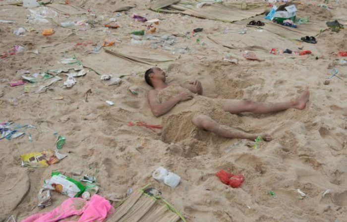 Китайские пляжи утопают в мусоре (13 фото)