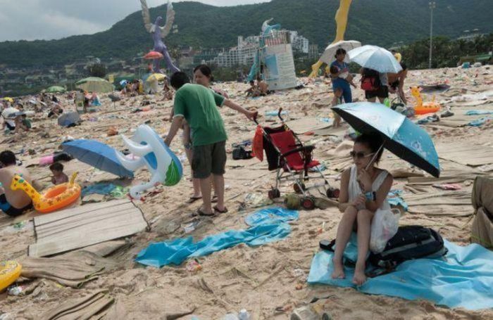 Китайские пляжи утопают в мусоре (13 фото)