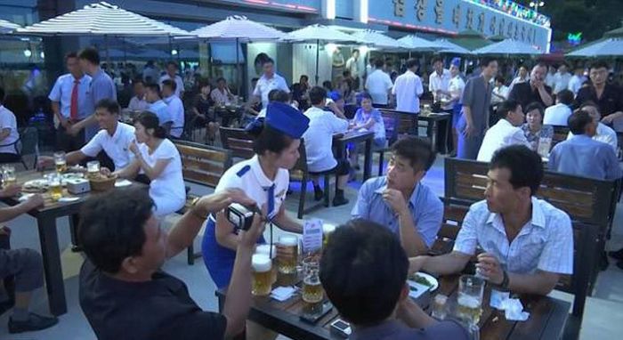 В КНДР прошел первый в истории пивной фестиваль (10 фото + видео)