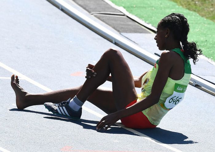 На Олимпиаде в Рио бегунья из Эфиопии пробежала 1,5 км в одном кроссовке (9 фото)
