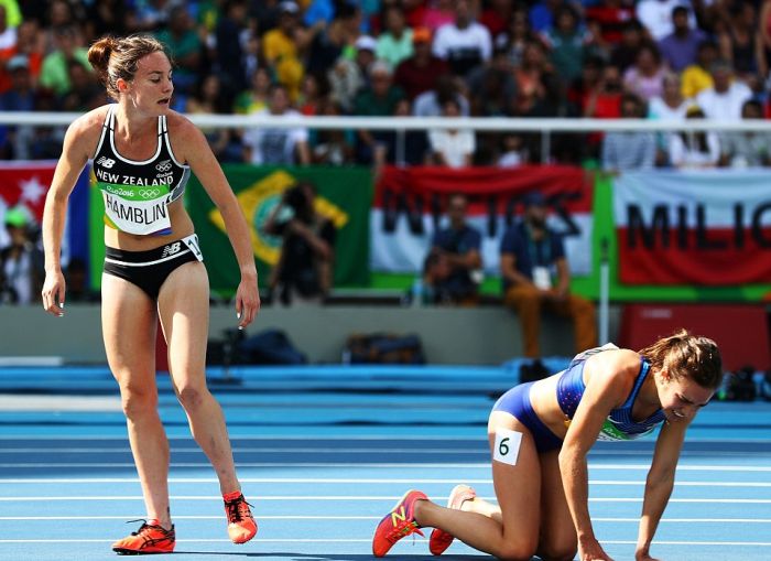 На Олимпиаде в Рио американская бегунья помогла подняться упавшей сопернице (8 фото)
