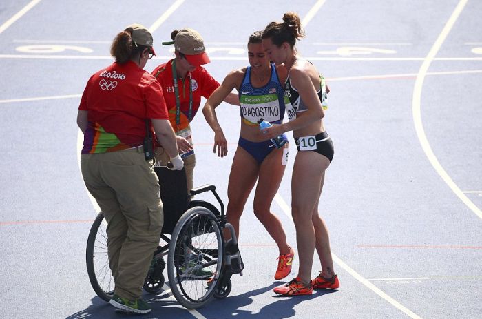 На Олимпиаде в Рио американская бегунья помогла подняться упавшей сопернице (8 фото)