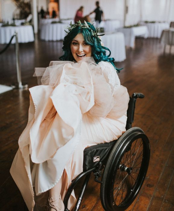 Чудеса любви: парализованная невеста сама подошла к алтарю (15 фото)