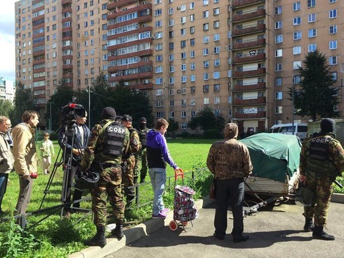 В Санкт-Петербурге во время спецоперации по задержанию террористов прогремели два взрыва