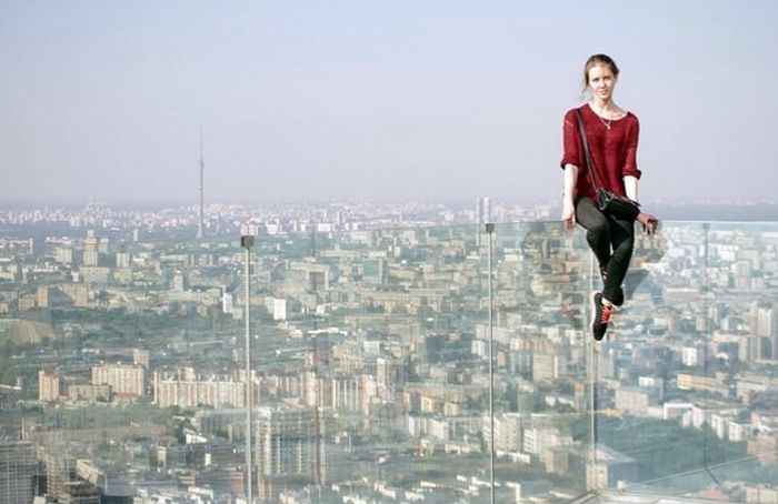 Ангелина Николау - руферша, которая фотографируется на краю крыш (14 фото)
