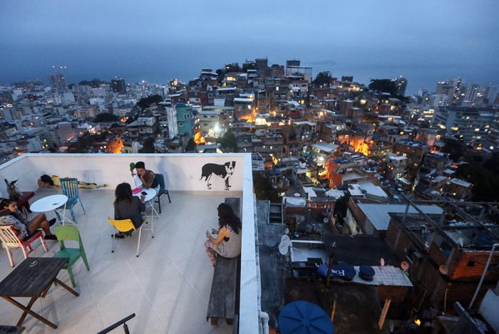 Жизнь в фавелах Рио-де-Жанейро (15 фото)