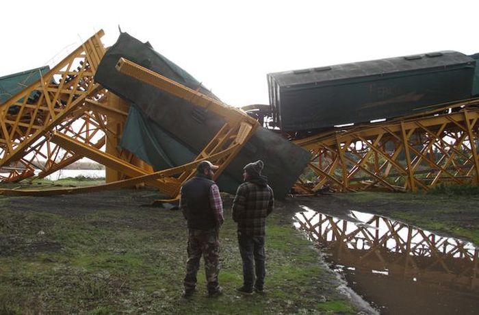 В Чили под тяжестью товарного поезда рухнул мост (4 фото)