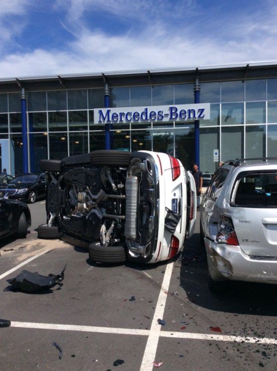 Во время тест-драйва женщина умудрилась разбить новый Mercedes и пять других машин (5 фото)