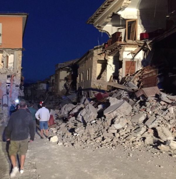 Землетрясение магнитудой 6,3 балла в Италии (27 фото)