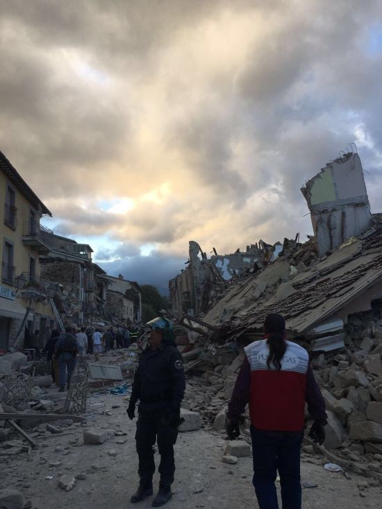 Землетрясение магнитудой 6,3 балла в Италии (27 фото)