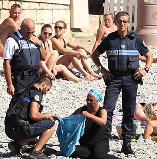 Полиция Франции контролирует запрет на ношение буркини (5 фото)