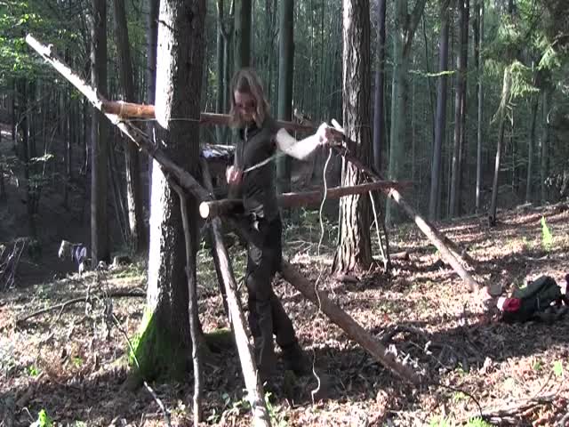 Девушка построила уютный шалаш в лесу