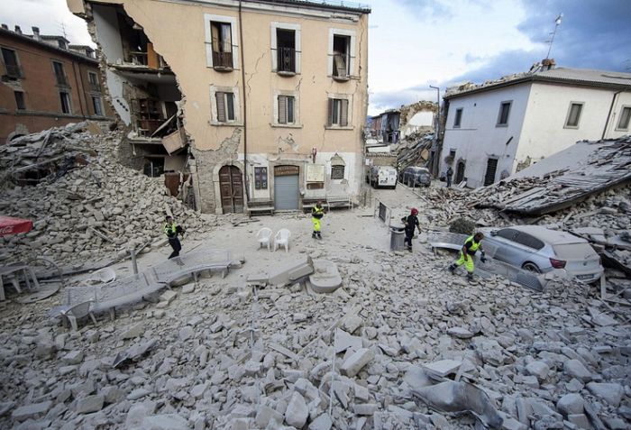 Итальянские города до и после разрушительного землетрясения (16 фото)
