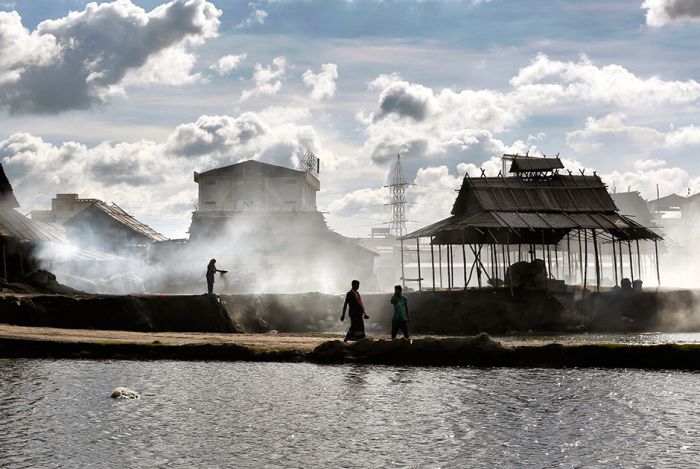 Нелегкая жизнь рабочих алюминиевого завода в Бангладеш (15 фото)