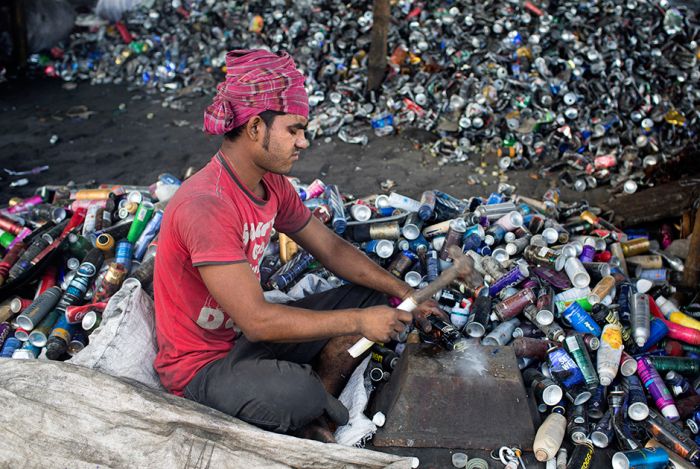 Нелегкая жизнь рабочих алюминиевого завода в Бангладеш (15 фото)