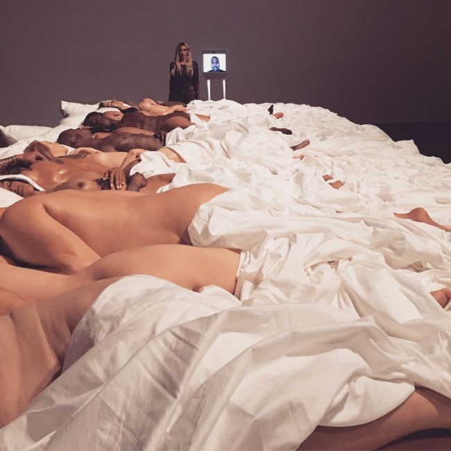Рэпер Канье Уэст продемонстрировал восковые фигуры голых знаменитостей из клипа (8 фото)