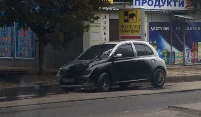В Харькове дорожники облили битумом припаркованные автомобили (3 фото)