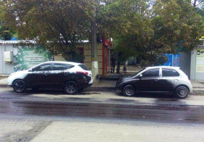 В Харькове дорожники облили битумом припаркованные автомобили (3 фото)