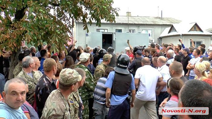 Массовые беспорядки в Николаевской области из-за убийства полицейскими местного жителя (6 фото + видео)