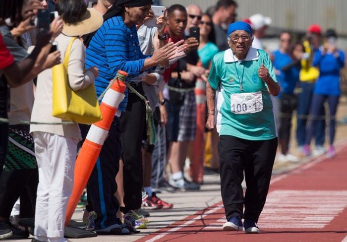 100-летняя жительница Индии приняла участие в массовом забеге в Канаде (3 фото)