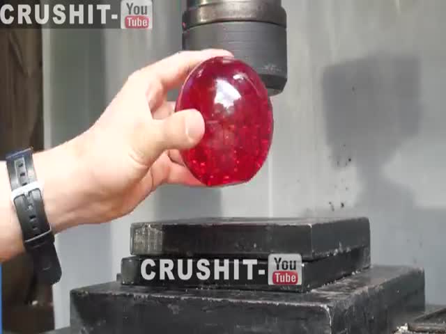 Гидравлический пресс уничтожает стеклянный шар