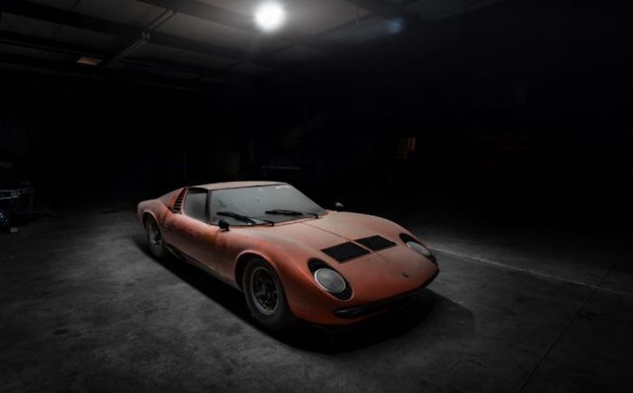 Итальянский спорткар Lamborghini простоял 28 лет в гараже (28 фото)