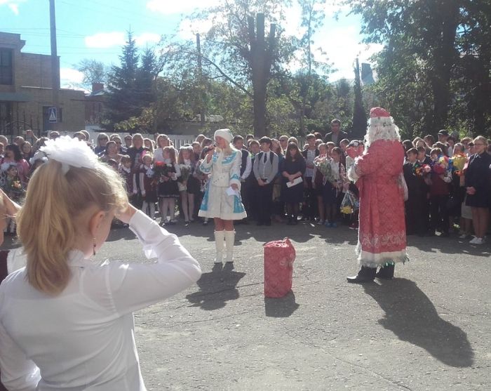 В Новомосковске на 1-сентября в школу пришли судебные приставы с Дедом Морозом (3 фото)