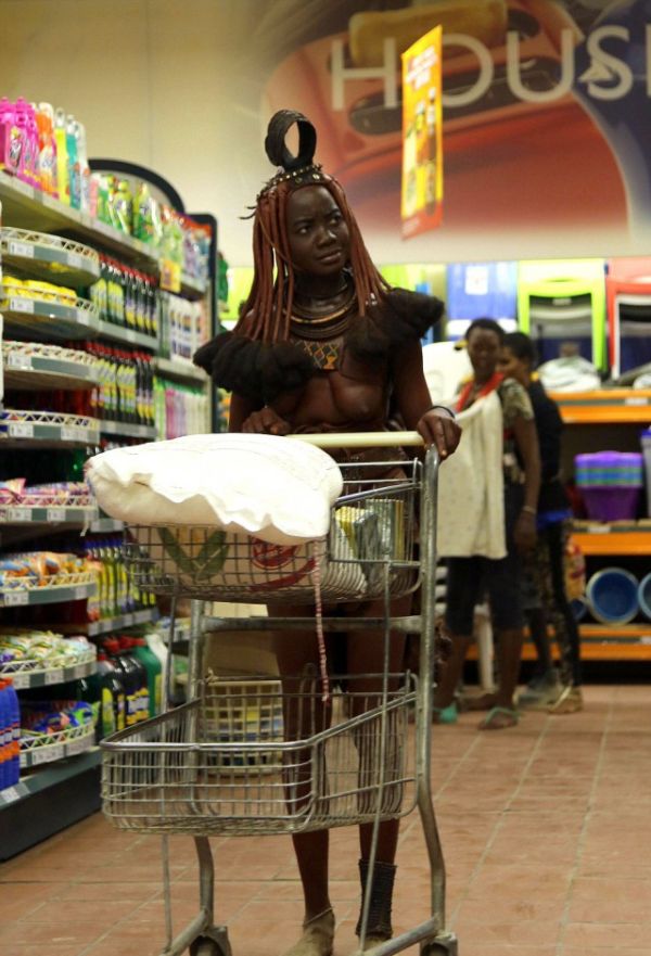 Женщина племени химба покупает продукты в супермаркете (3 фото)
