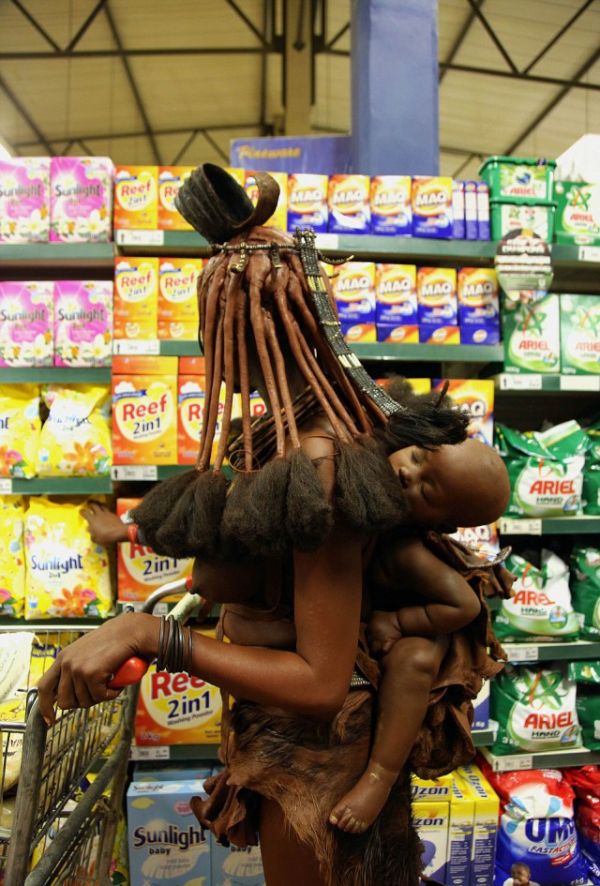 Женщина племени химба покупает продукты в супермаркете (3 фото)