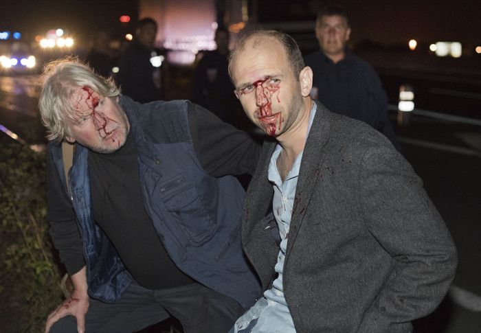 Под Кале по вине мигрантов британские журналисты попали в аварию (10 фото + 2 видео)