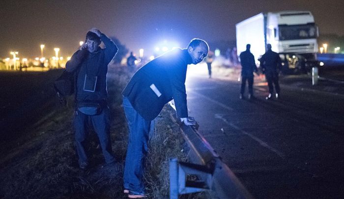 Под Кале по вине мигрантов британские журналисты попали в аварию (10 фото + 2 видео)