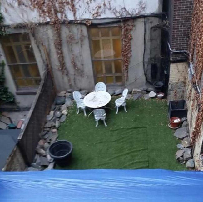 Житель Нью-Йорка создал бутафорский заднй дворик, чтобы замаскировать стройку (3 фото)