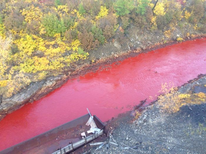 В Норильске из-за аварии на металлургическом заводе река окрасилась в красный цвет (2 фото)