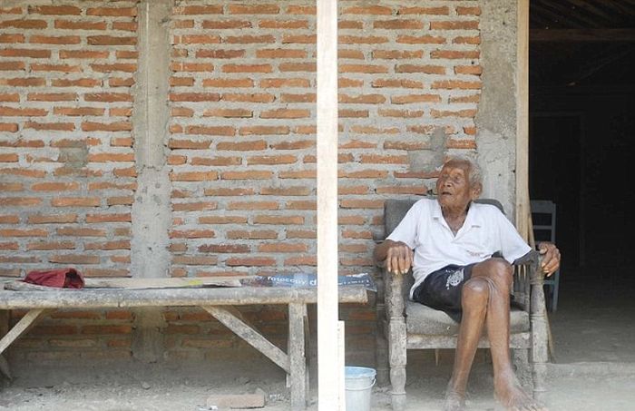 Житель Индонезии утверждает, что ему 145 лет (8 фото)