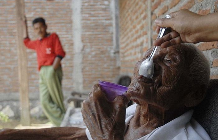 Житель Индонезии утверждает, что ему 145 лет (8 фото)