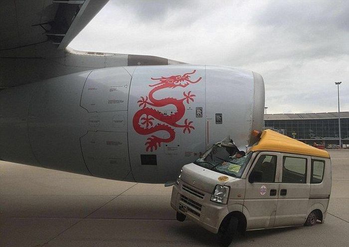 В аэропорту Гонконга служебный автомобиль столкнулся с самолетом (4 фото)