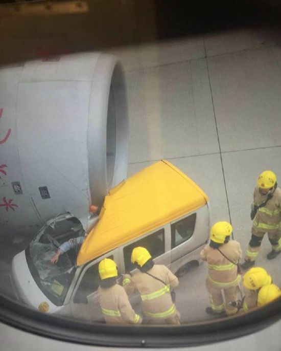 В аэропорту Гонконга служебный автомобиль столкнулся с самолетом (4 фото)