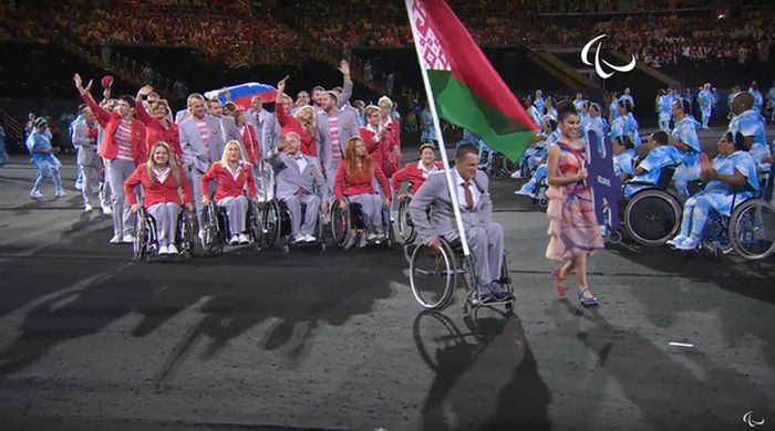 Белорусский спортсмен пронес российский флаг на открытие Паралимпийских игр (4 фото)