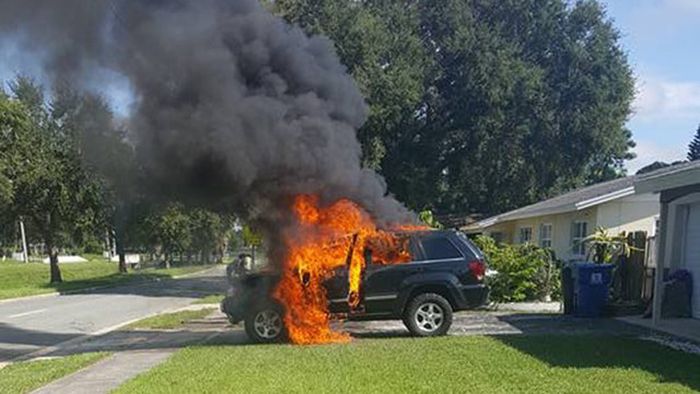 У американца сгорел автомобиль из-за оставленного в ней на зарядке смартфона (3 фото)