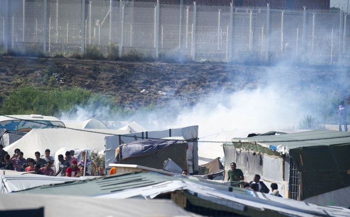 В Кале произошли стычки между беженцами и полицией (17 фото)