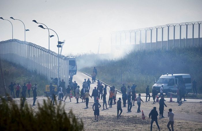 В Кале произошли стычки между беженцами и полицией (17 фото)