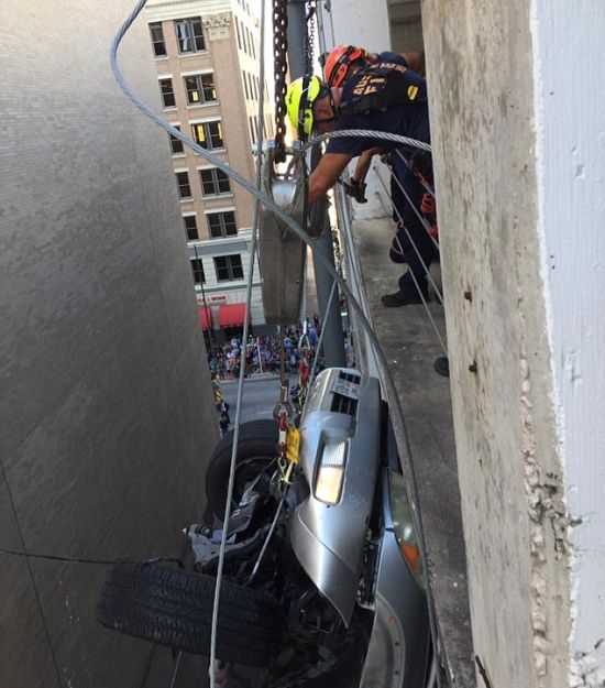 Свалившийся с 9 этажа парковки автомобиль зацепился за провода (6 фото + видео)