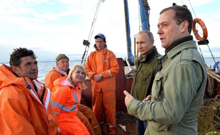 В сети усомнились в случайности встречи Путина и Медведева с рыбаками (7 фото + видео)
