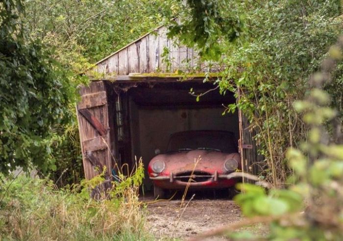 Раритетный спорткар E-Type 1964 года, найденный в ветхом гараже (9 фото)