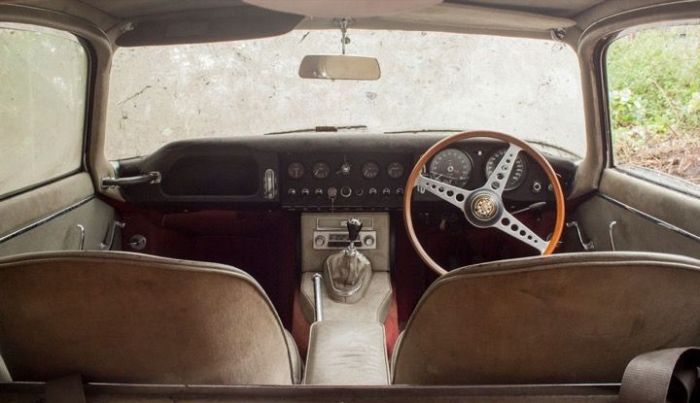 Раритетный спорткар E-Type 1964 года, найденный в ветхом гараже (9 фото)