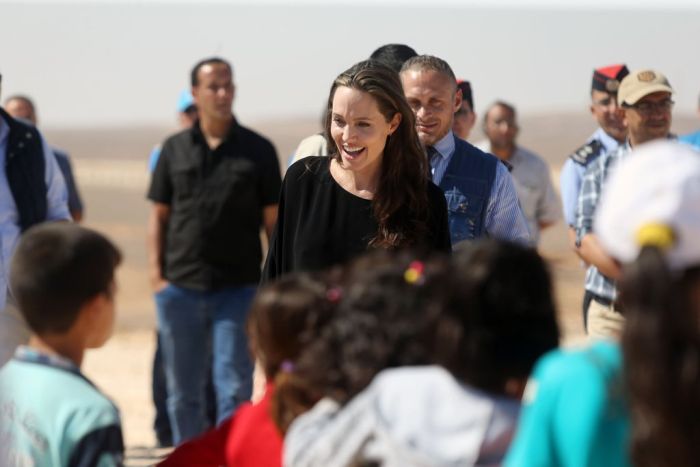 Анжелина Джоли оказалась в центре скандала из-за посещения лагеря беженцев без бюстгальтера (6 фото)