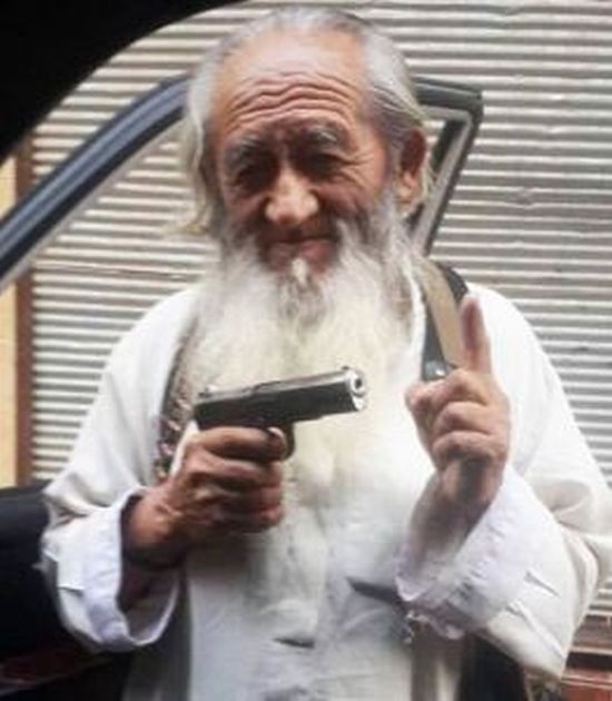Самый старый террорист ИГИЛ показал своего наследника (2 фото)