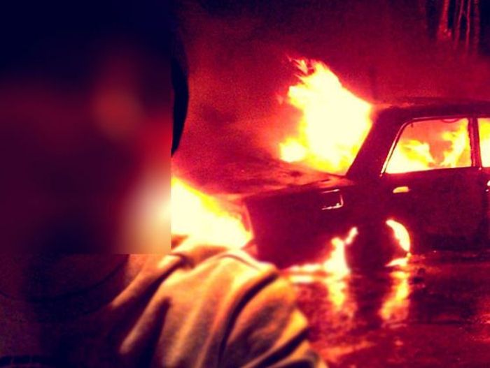 Костромская пара поджигала дома и машины, чтобы делать селфи на фоне пожара (11 фото)