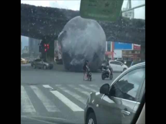 Огромный надувной шар с изображением луны на улицах китайского города