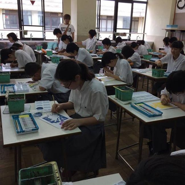 Как проходят уроки рисования в обычной японской школе (3 фото)